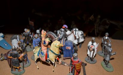 ENSEMBLE de figurines : militaires, cavaliers,...