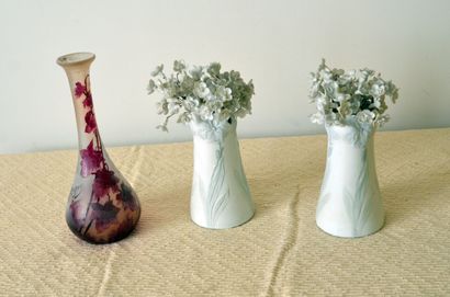 null LEGRAS 

Vase emaillé à decor de feuillages mauves,

Signé

Haut: 23 cm

On...