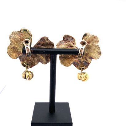 null CLAUDE LALANNE, "Collerette" model

Pair of gilt bronze ear clips, 1985

Signed...