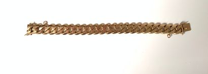 BRACELET with curb chain in gold (750). Clasp...
