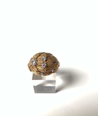  BAGUE dôme en or (750) à décor de feuillage serti de diamants taille ancienne et...