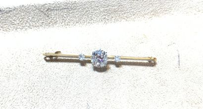 null Gold (750) BARRETTE brooch set with an old cut cushion diamond.

Weight of the...