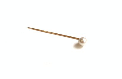  EPINGLE A CRAVATE en or (750) terminée par une perle 
Poids: 0.9 g.