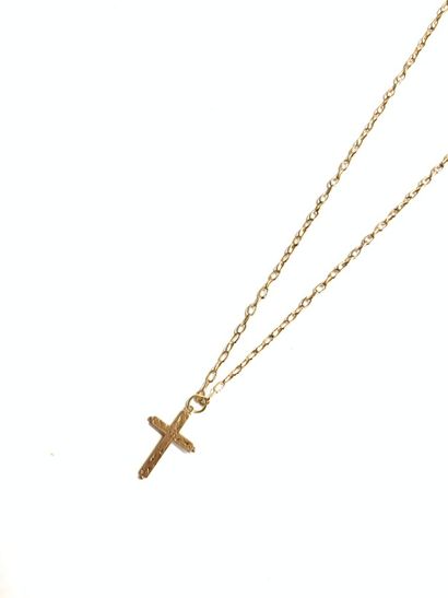 null COLLIER en or (750) retenant une croix en pendentif

Poids: 4.8 g. Long: 43...