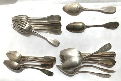 null LOT OF silver cutlery (800) including :

8 place settings and a spoon, monogrammed...