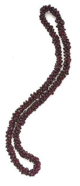  NECKLACE of garnet pearls, "Colonne Vendôme" threading (without clasp). 
Total weight...