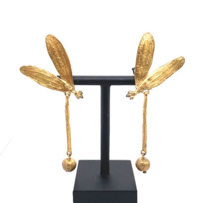null CLAUDE LALANNE, "Mistletoe" model

Pair of gilt bronze ear clips, 1995

Signed...