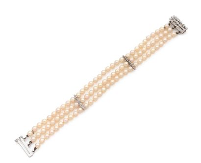 null BRACELET with 3 rows of fantasy pearls and silver clasp.

Gross weight: 24.8...