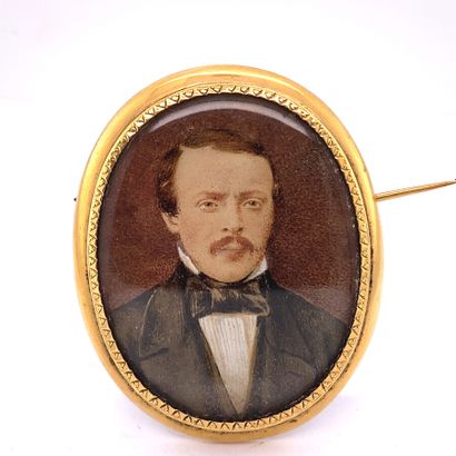 Oval painted MINIATURE showing an elegant....