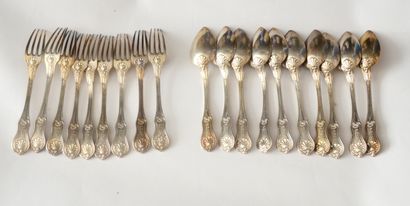 null 9 COUVERTS et 1 CUILLERE en argent (800), modèle double filet et coquilles,...