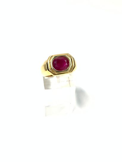 Gold ring (750) with a faceted ruby. 
Gross...
