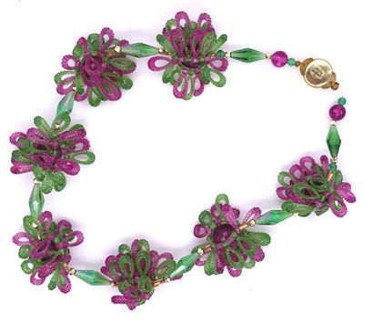  Christian DIOR, 1967 
Necklace made of green and mauve fantasy pearls forming flower...