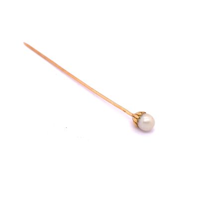  EPINGLE A CRAVATE en or (750) terminée par une perle 
Poids: 1.8 g.
