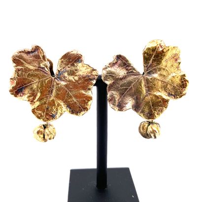  CLAUDE LALANNE, modèle « Collerette » 
Paire de clips d'oreilles en bronze doré,...