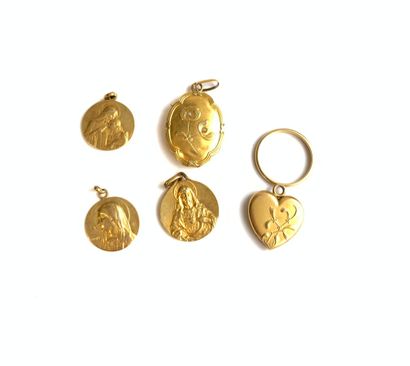  LOT en or (750 et 585) comprenant: 3 médailles de baptême, un pendentif coeur, un...