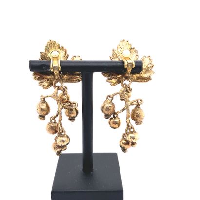 null Claude LALANNE (1924-2019), "Groseilles" model 

Pair of gilt bronze ear clips,...