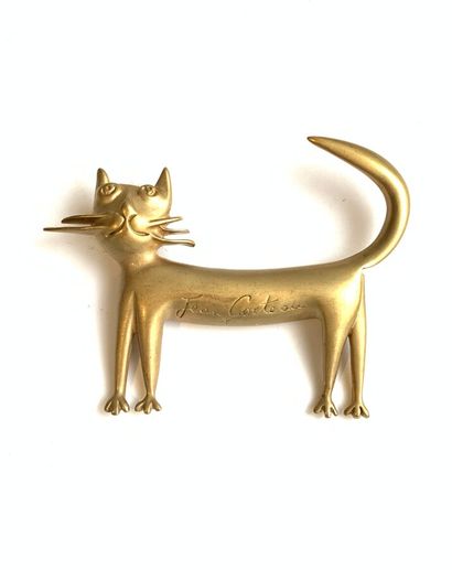  Jean COCTEAU 
Brooch " cat " 1997 in gilded metal, signed. 
Edition Flammarion 
Length:...