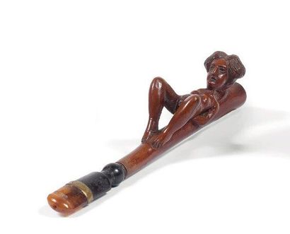 null FUME CIGARETTE en bois sculpté composé d'une femme allongée les jambes entrouvertes...