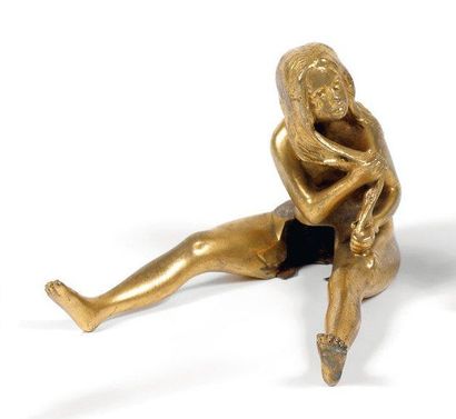 null COUPE CIGARE en bronze figurant une jeune femme assise dévêtue tenant sa chevelure....