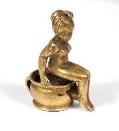null COUPE CIGARE en bronze doré composé d'une jeune femme assise sur un pot de chambre....