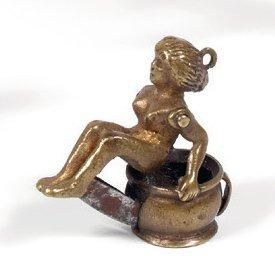 null COUPE CIGARE en bronze composé d'une jeune femme assise sur un pot de chambre....