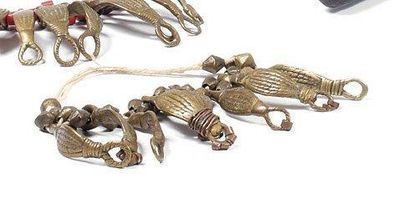 null CACHE SEXE composé de huit pendentifs principaux en bronze rythmés par des perles...