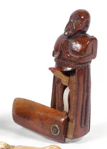 null TABATIÈRE à double ouverture en bois sculpté et patiné représentant un moine....