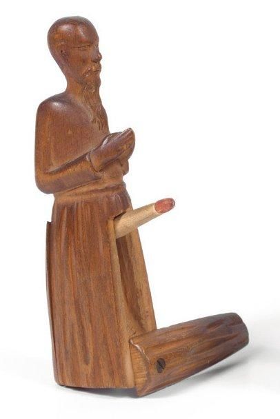 null TABATIÈRE à double ouverture en bois sculpté et patiné représentant un moine....