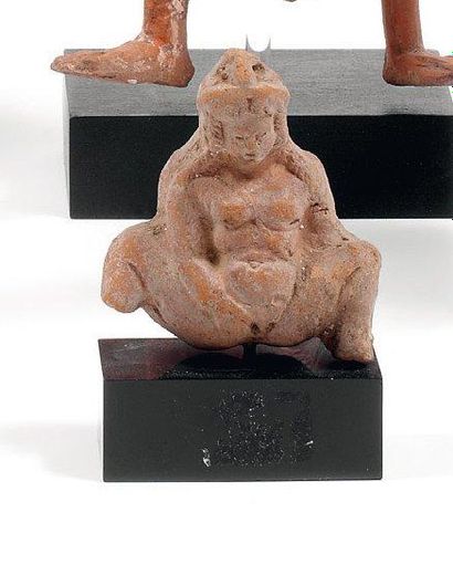 null PERSONNAGE FÉMININ figuré nu les jambes écartées Terre cuite (accidents) Egypte,...