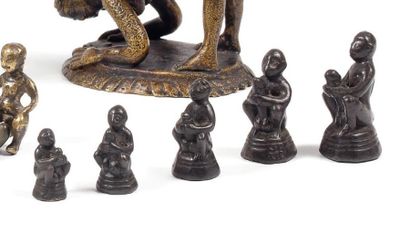 null SÉRIE DE CINQ POIDS en bronze à patine noire figurant des singes tenant entre...