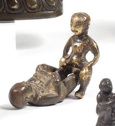 null DEUX PERSONNAGES en bronze nus assis Travail Indochinois Haut: 4 cm et 4,5 ...