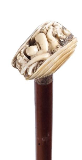 null CANNE à pommeau en ivoire sculpté d'un bivalve entrouvert exposant un couple...
