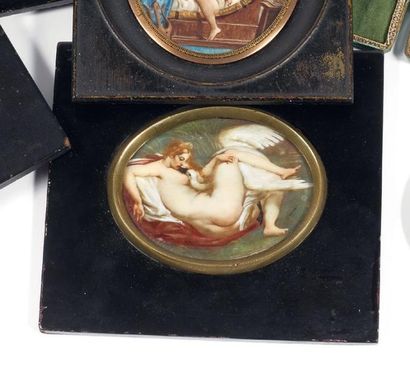 ÉCOLE FRANCAISE du XIXème siècle Léda et le Cygne Miniature ovale signée Dumont 6,7...