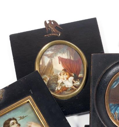 ÉCOLE FRANCAISE du XIXème siècle Scène galante Miniature ovale, technique mixte 8,5...