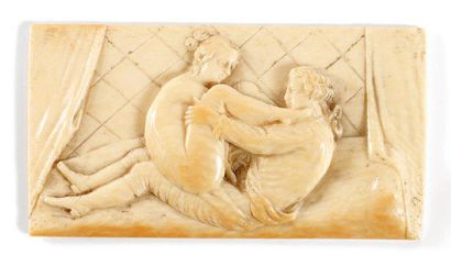 null PLAQUE en ivoire sculpté figurant une jeune femme assise sur un jeune homme...