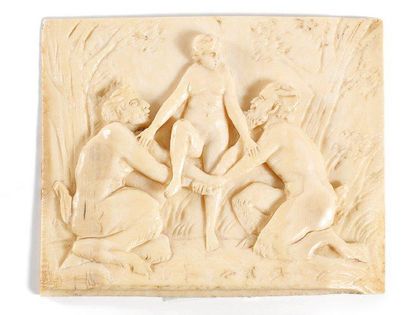 null PLAQUE en ivoire sculpté figurant une jeune femme portée par deux satyres Fin...
