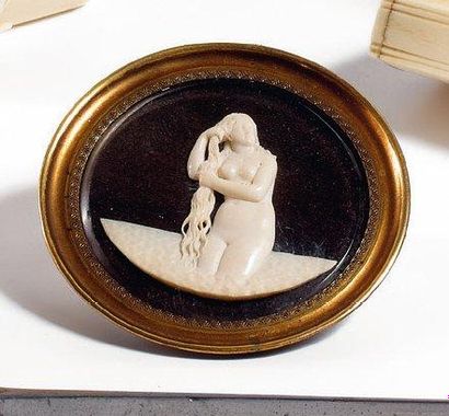 null VENUS sortant de l'eau en ivoire sculpté, d'après Titien Dieppe, XIXème siècle...