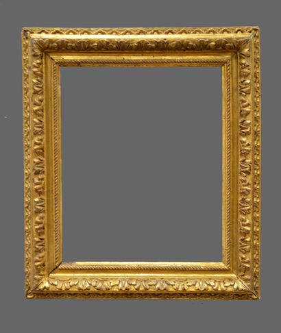 null Small carved and gilded oak FRAME with twisted frieze, acanthus leaves in the...