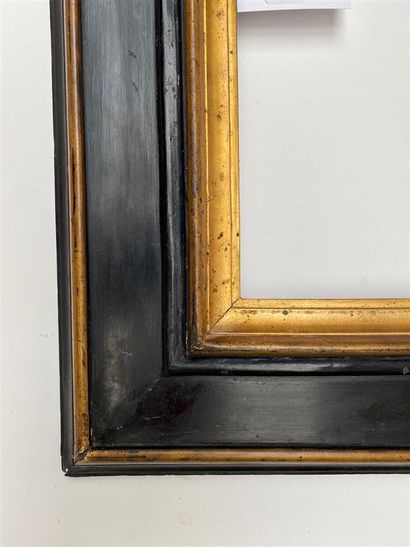  CADRE dit "à Cassetta" à profil renversé en bois noirci et doré. 
Italie, XVIIème...