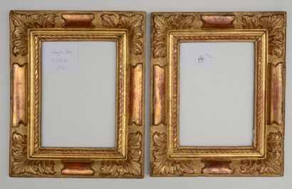 null Pair of carved and gilded oak frames decorated with twisted ribbon, large acanthus...
