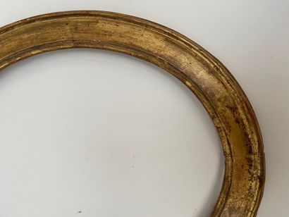 null Two moulded and gilded wood oval view frames 

Early 19th century

the first...