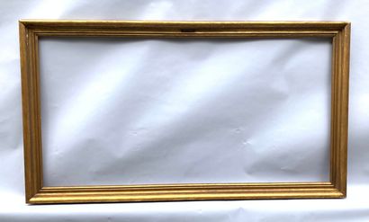 null Grand CADRE en bois mouluré et doré.

XXème siècle

163 x 83 x 10 cm