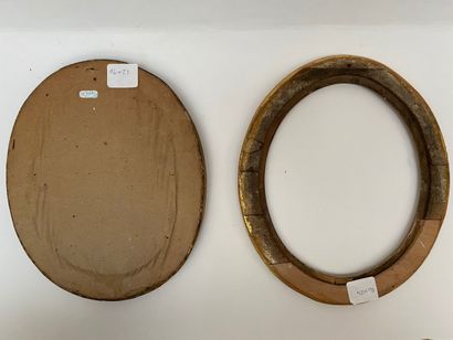 null Two moulded and gilded wood oval view frames 

Early 19th century

the first...