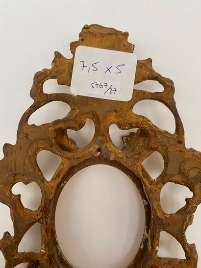 null Small oval frame with openwork acanthus leaves (glued back)

End of the XIXth...