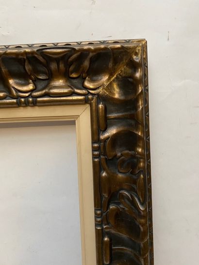 null CADRE en bois et stuc doré à décor de feuilles d'acanthe 

Style XVIIIème siècle...