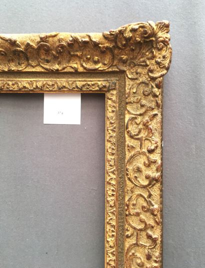  CADRE en bois et pâte dorés à décor Bérain 
Style Louis XIV, XXème siècle 
63 x...