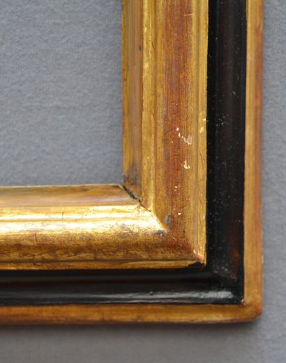  CADRE à profil renversé en bois mouluré, doré et noirci 
Italie, XVIIIème siècle...
