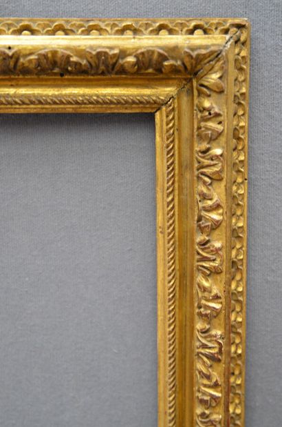 null Small carved and gilded oak FRAME with twisted frieze, acanthus leaves in the...