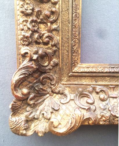 null Wood and gilded stucco frame with Bérain and sandblasted decoration

20th century

34,5...