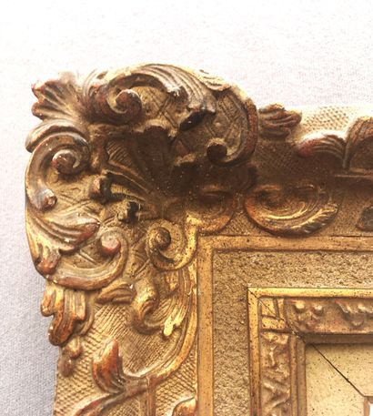 null CADRE en bois et pate dorés à décor Bérain (restauration visible)

Vers 1950

44...